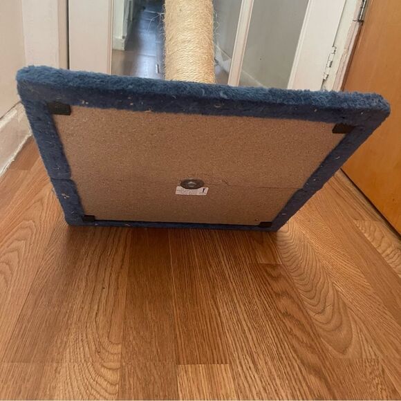 Amazon Basics 34“ Navy & Beige Tall Cat Scratching Post - Picture 3 of 15